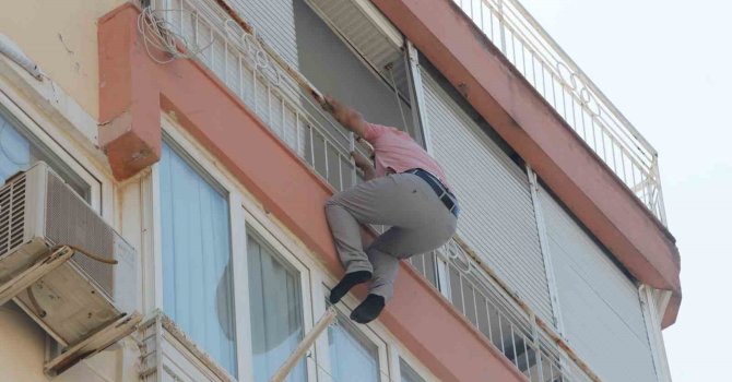 Balkonun demir korkuluklarında boşanma pazarlığı