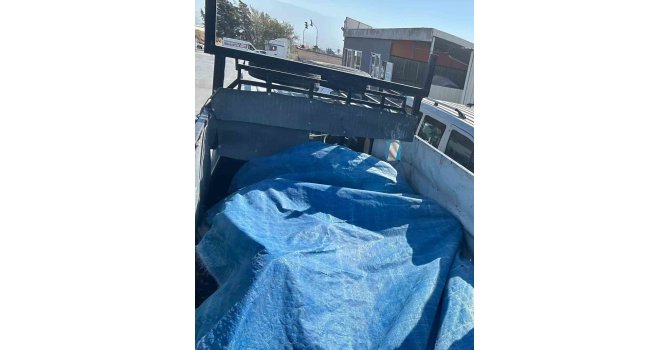 Pikap kasasında tente altında taşınan göçmenler yakalandı