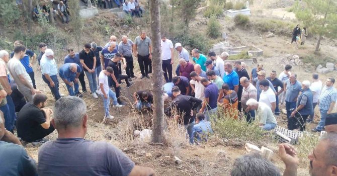 Kazada ölen 2 çocuk annesi gözyaşlarıyla toprağa verildi