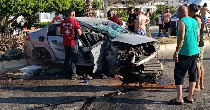 Mersin’de iki ayrı kaza: Birinde otomobil savruldu, diğerinde sıkışan sürücü kurtarıldı