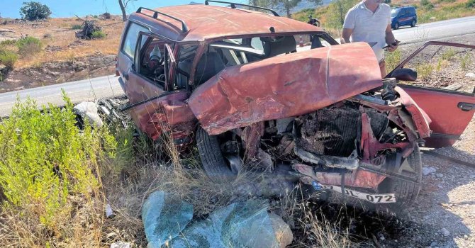 Antalya’da otomobiller kafa kafaya çarpıştı: 1’i ağır 6 yaralı