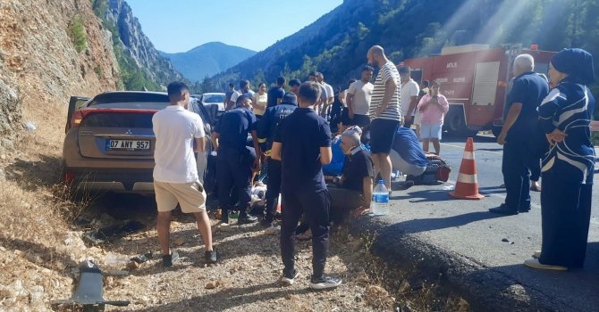 Antalya’da otomobil çekici ile çarpıştı: 5 yaralı