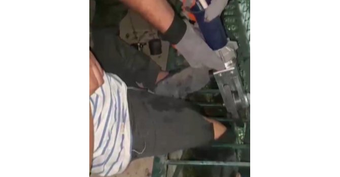 Bacağı mazgala sıkışan çocuğu itfaiye kurtardı