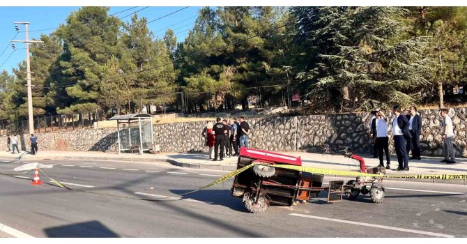 Aniden yola çıkan tarım aracına otomobil çarptı, yola düşen sürücü başka bir aracın altında can verdi