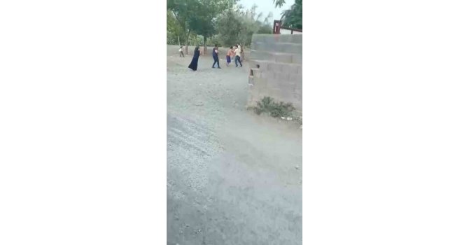 Hapis cezasıyla aranan şahsı yakalayan polislere taşla saldırdılar, o anlar kamerada