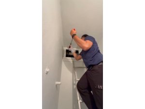 Osmaniye’de havalandırma boşluğuna düşen yavru kedi kurtarıldı