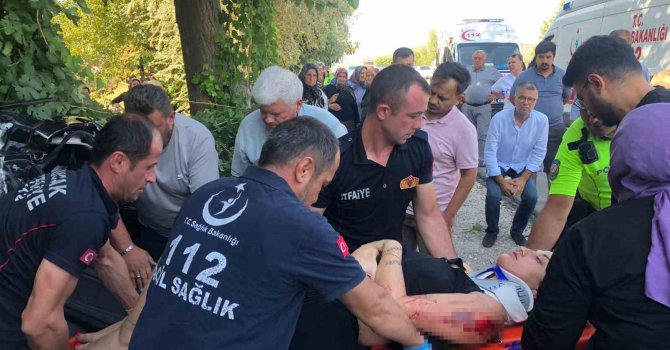 Burdur’da traktör otomobille çarpıştı: 4 yaralı