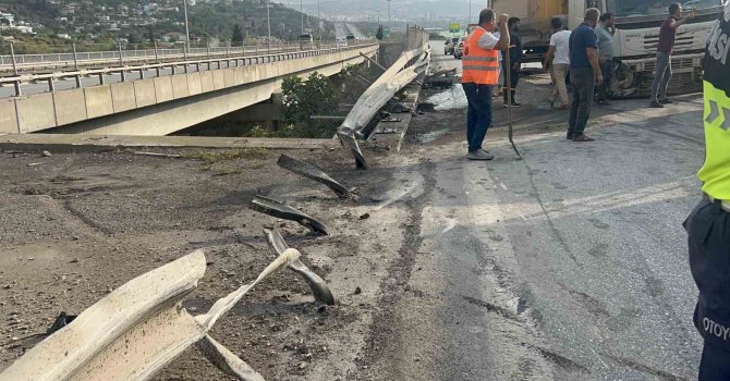 Hatay’da kontrolden çıkan tır bariyerlere saplandı