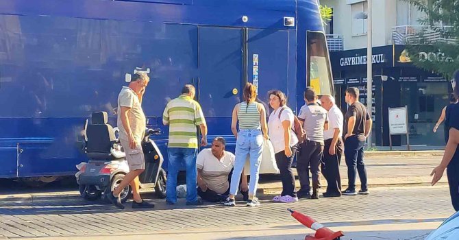 Engelli vatandaş akülü aracıyla tramvaya çarptı