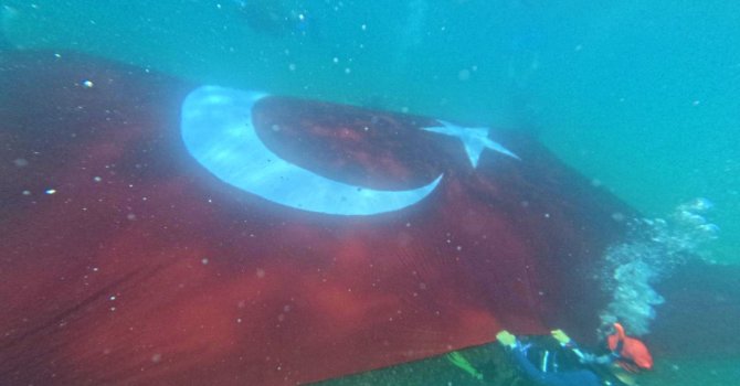 Antalya’da denizde dev Türk bayrağı açıldı