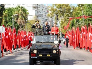 Zafer Bayramı törenine Antalya’da vatandaşlar ve turistler de eşlik etti