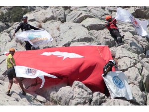 Antalya’da dağcılar Zafer Bayramı’na özel Türk bayrağı açtı