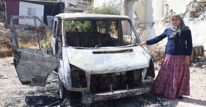 Kanserden eşini kaybeden kadının, 4 evladının ekmek parasını kazandığı minibüs yandı