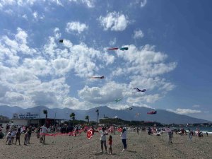 Hatay’da gökyüzü rengarenk uçurtmalarla renklendi