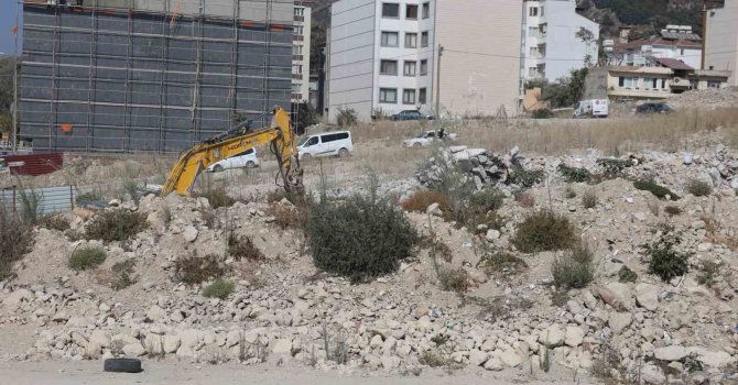 Yıktığı binanın altında kalmaktan saniyelerle kurtuldu, korku dolu anlar kamerada