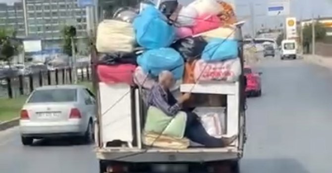 Biri kendini kamyonette iple bağladı, diğeri kamyonette hamak keyfi yaptı