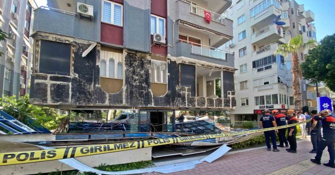 Özel laboratuvarın dış cephe kaplamaları çöktü, ortalık savaş alanına döndü