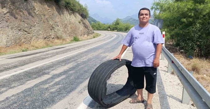 Yoldaki kamyon lastiğine çarpma anı saniye saniye görüntülendi