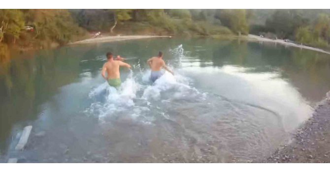 Kurtarma çabaları sonuç vermedi, arkadaşlarının gözleri önünde hayatını kaybetti