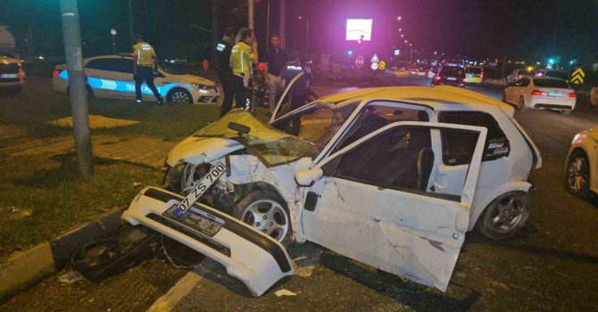 Antalya’da iki araç kavşakta çarpıştı: 1’i ağır 4 yaralı