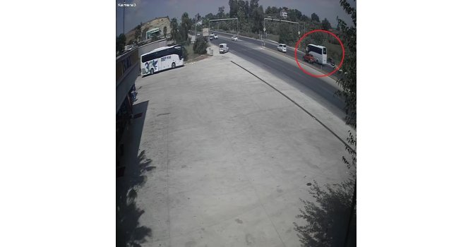 Kırmızı ışıkta duran araçlara çarpmamak için otomobilini şarampole sürdü