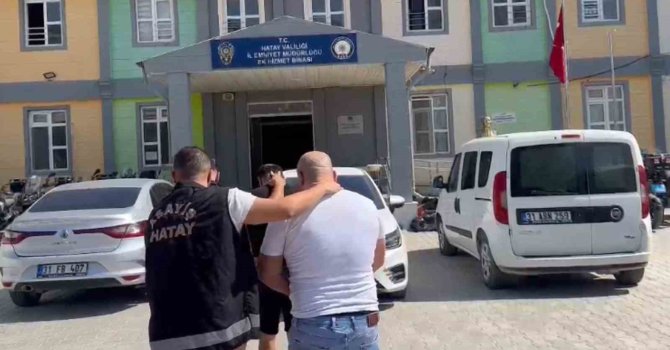 Arsuz’da hapis cezası ile aranan 2 şahıs yakandı