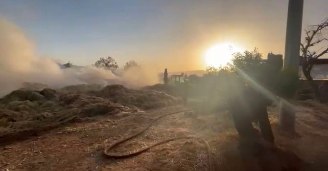 Isparta’da köyde çıkan yangın saman balyalarını kül etti