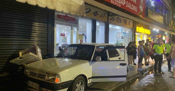 Antalya’da dondurma almak için aracını park etmek isteyen sürücü, hayatının şokunu yaşadı