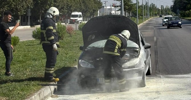 Isparta’da seyir halindeki otomobil alev aldı
