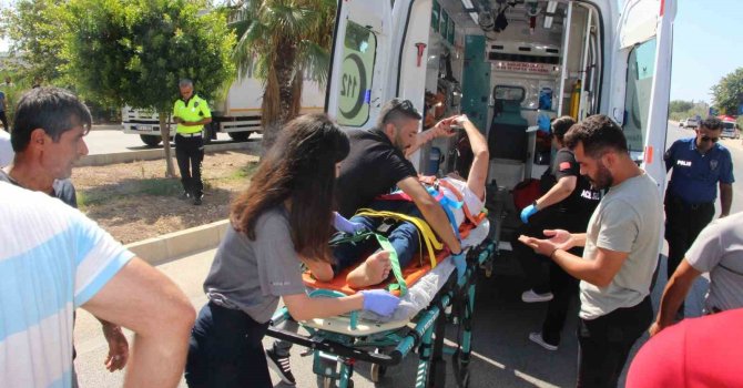 Yol süpürme aracı ile hafif ticari araç çarpıştı: 5 yaralı