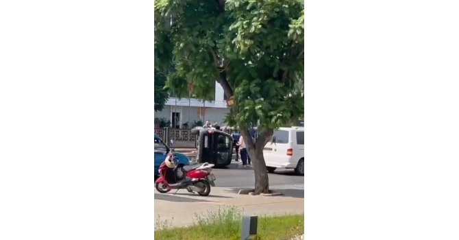 Hafif ticari araç böyle devrildi