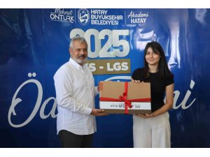 Hatay Büyükşehir Belediyesi, dereceye giren öğrencilere bilgisayar ve eğitim  desteği