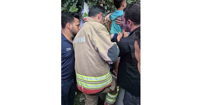 Demir korkuluklara sıkışan çocuk kurtarıldı