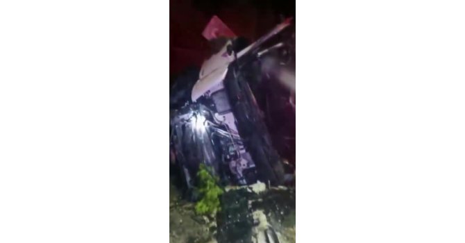 Kamyon şarampole devrildi: Sürücünün eşi hayatını kaybetti