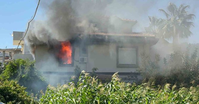 2 katlı müstakil evde yangın paniği