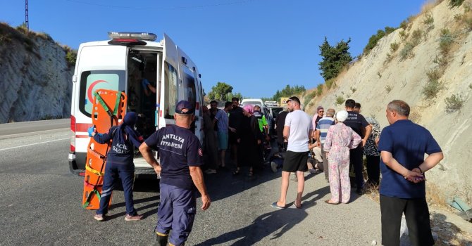 Antalya’da otomobil şarampole devrildi: 3 yaralı