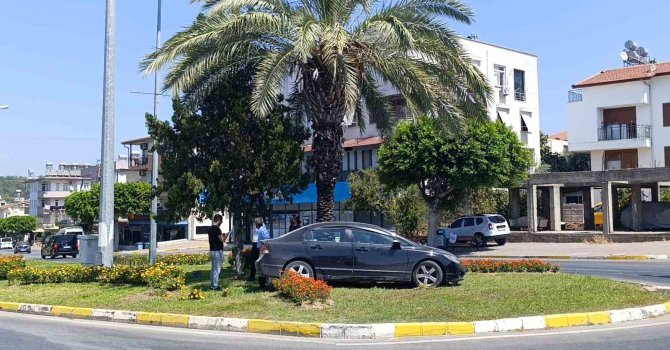 Kaza yapan otomobil refüje çıkarak durabildi