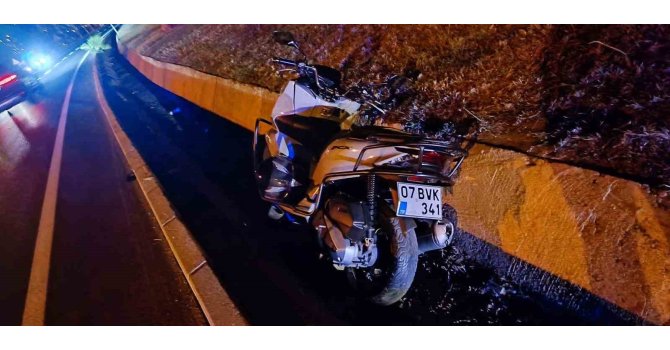 Otomobil yayaya yol vermek için duran motosiklete çarptı: 1 yaralı