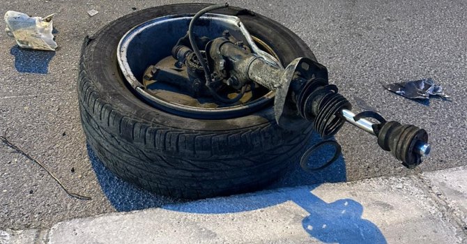 Tekeri bile koptu: Kamyona çarpan otomobil hurdaya döndü, 2 yaralı