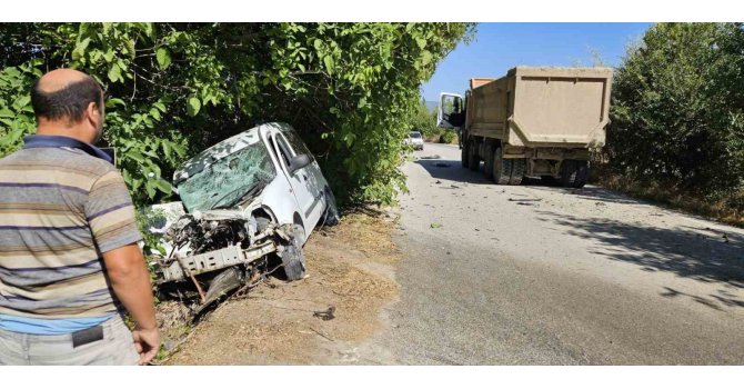 Burdur’da otomobil ile kamyon çarpıştı: 1 ölü