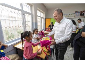 Mersin’de 1. sınıf öğrencilerine çanta ve kırtasiye seti