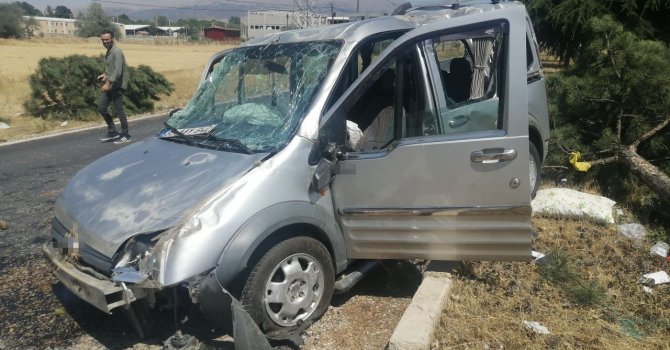 Isparta’da otomobil refüje çarpıp takla attı: 2 yaralı