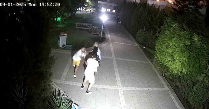 13 yaşındaki çocuğu site ortasında dövdü, o anlar güvenlik kamerasına yansıdı