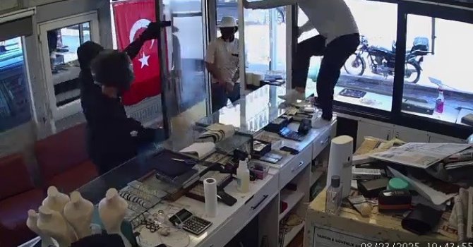 Silahla kuyumcu soymaya gelen 3 acemi hırsızın ellerinin boş döndükleri anlar kamerada