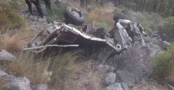 Küçükbaş hayvan yüklü kamyonet uçuruma yuvarlandı: 1 ölü