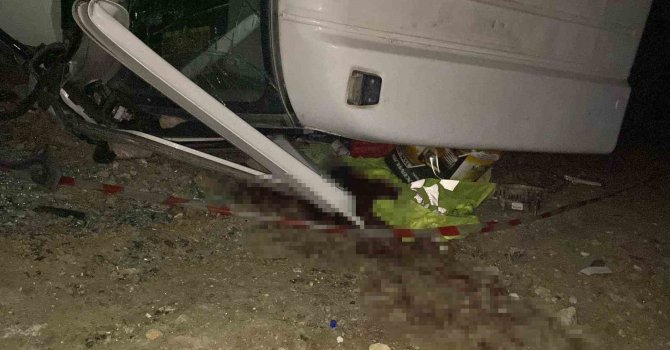 Yük boşalttığı sırada devrilen kamyonun altında kalan sürücü arkadaşlarının çabalarına rağmen öldü