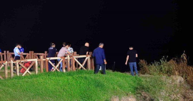 Düden Şelalesi’nde falezlerin kenarında bulunan kadın çanta ve terliği ekipleri alarma geçirdi