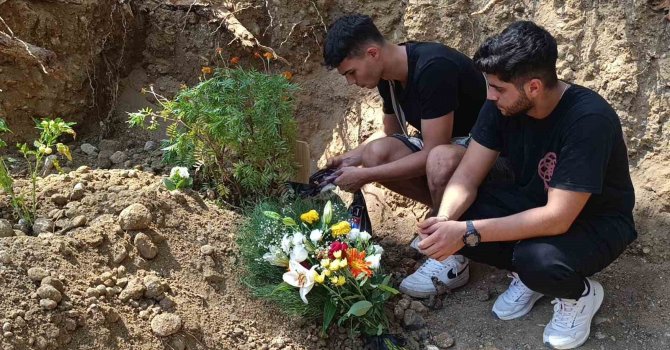 Çatıya hortum bağlayıp 3. kattaki evin balkonuna inmek isterken düşüp ölen  antrenör son yolculuğuna uğurlandı