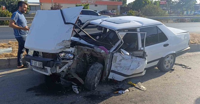 Hafif ticari ile çarpışıp hurdaya dönen TOFAŞ’taki 2 kişi yaralandı