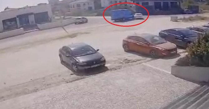 Antalya’da kargo aracıyla otomobil çarpıştı